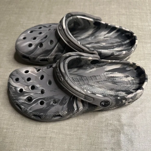 Crocs Classic Camo Grey Marble Clogs Men’s 7 / Women’s 9 - Picture 3 of 8